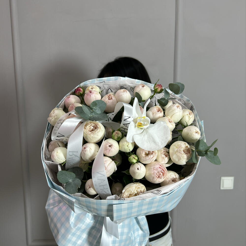 Прекрасный букет из кустовых роз🌸