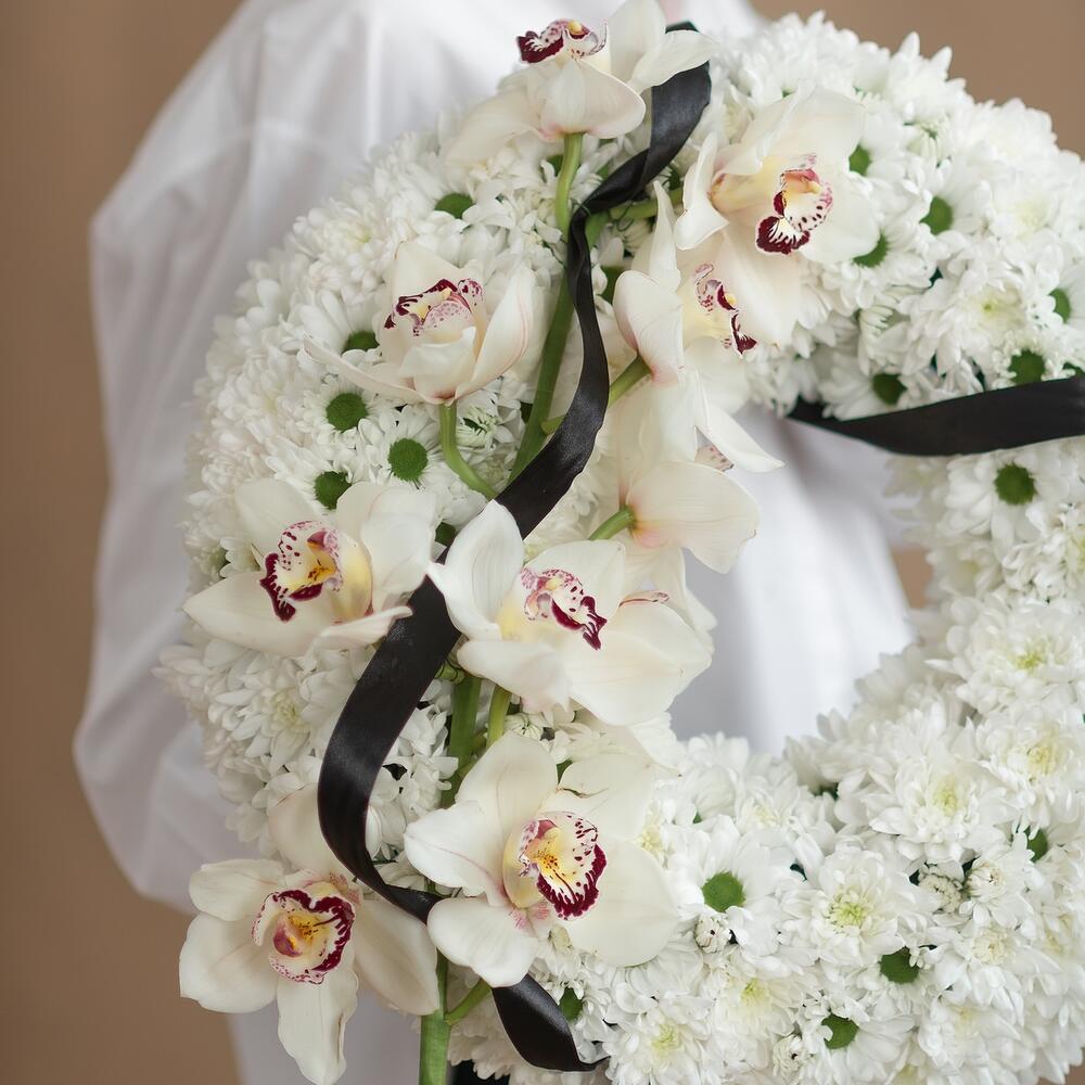 Траурный венок на похороны из живых цветов «Ангел», Цветы и подарки в ...