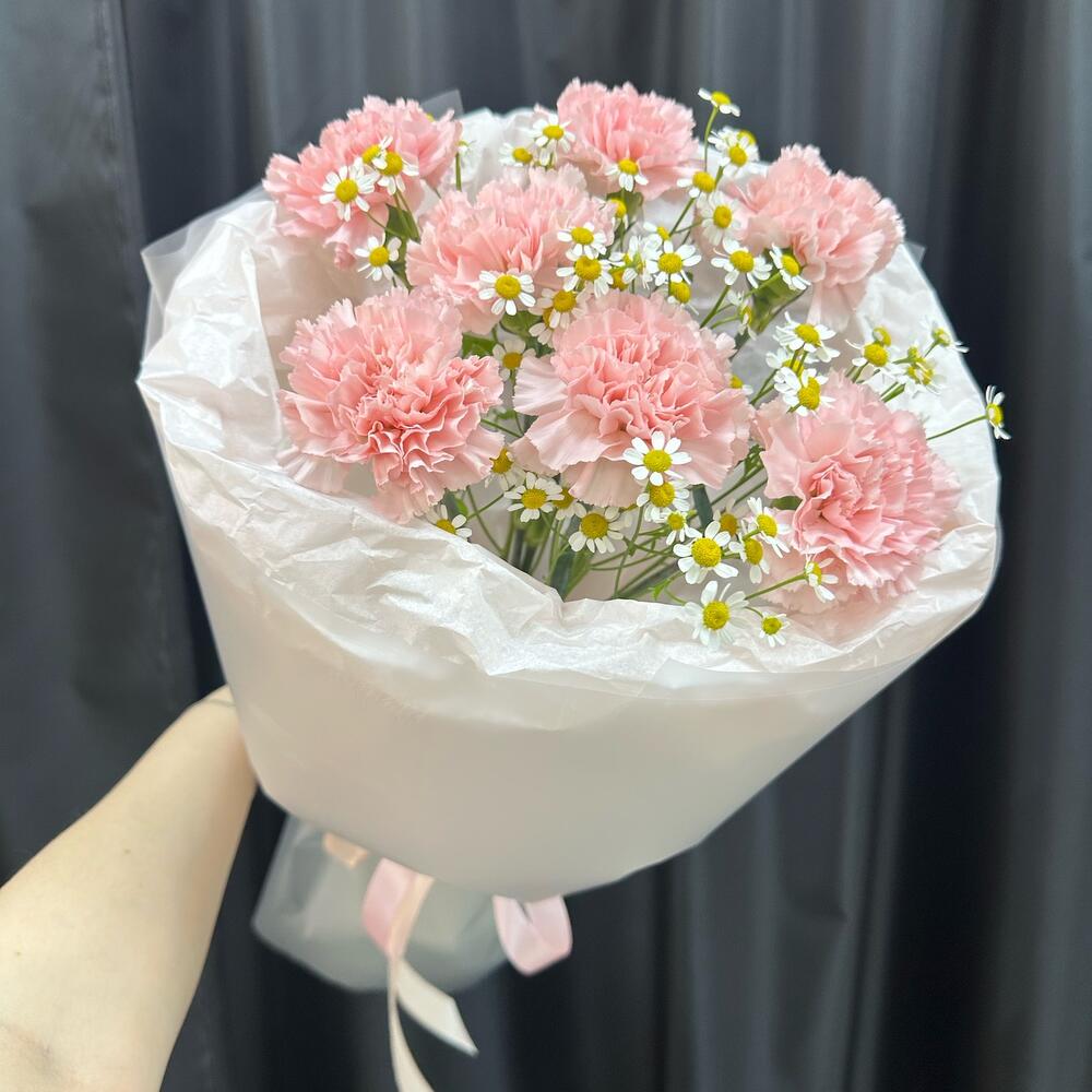 Нежные чувства 🌸 букет с диантусами и матрикарией