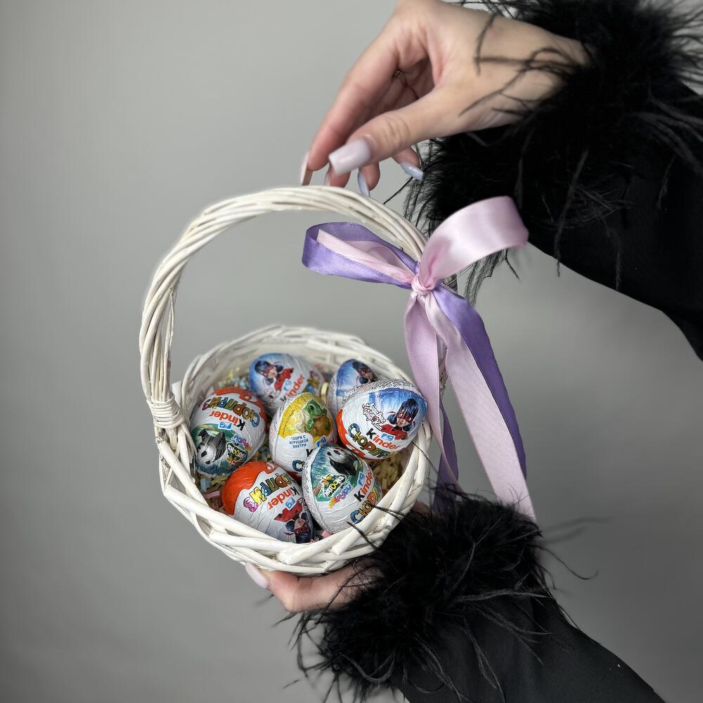Корзина с шоколадными яйцами Kinder