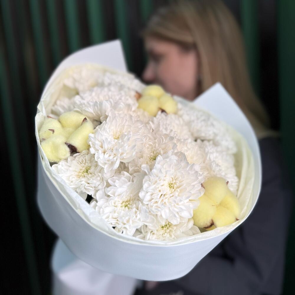 Букет из белых хризантем и хлопка в белой упаковке