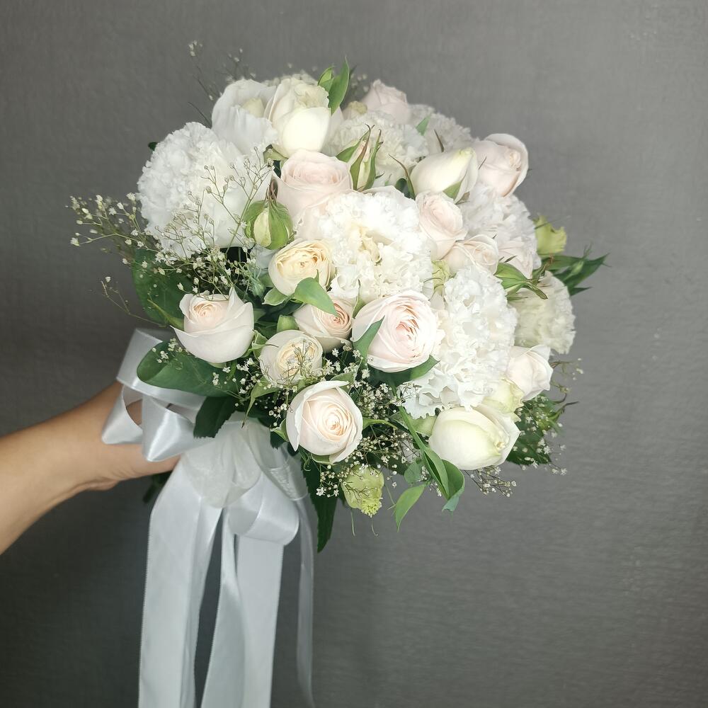Свадебный букет с нежной кустовой пионовидной розой и махровой эустомой 🤍👰‍♀️🤵‍♂️