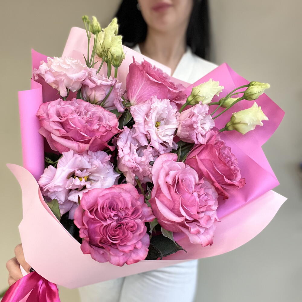 Barbie. Букет из пионовидных розовых роз и эустом
