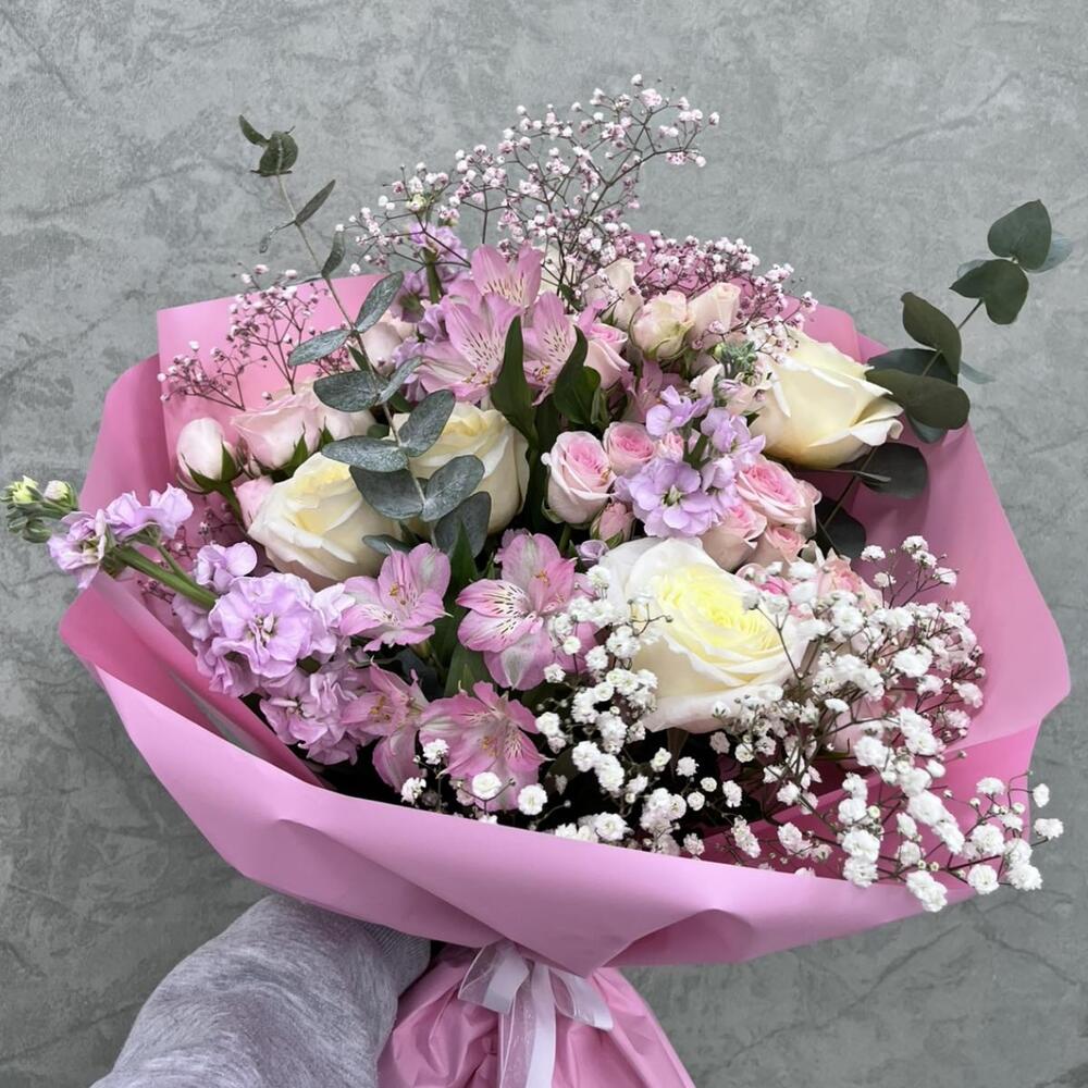 Нежный букет из матиолл и кустовых роз Good mood