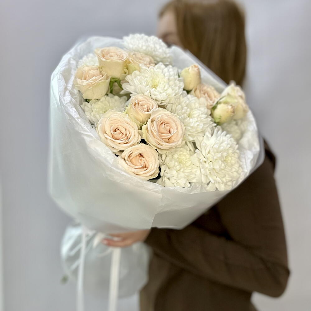Комплимент из роз и хризантем