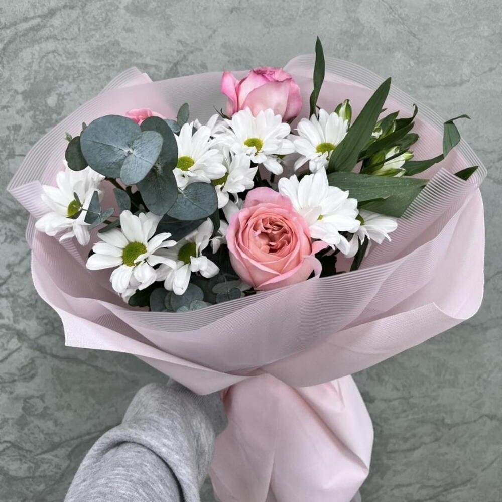 Букет из ромашек и пионовидных роз pink expression