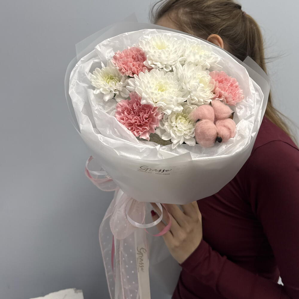 Авторский букет для любимой девушки  «Пудровый 💗» : хризантема, диантус, хлопок. Размер S