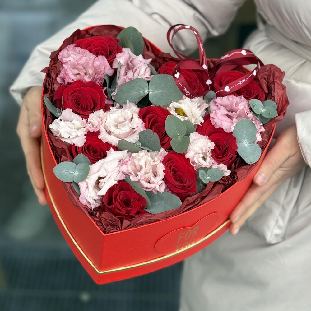 Сердце Люблю из красные розы, эустомы и эвкалипта