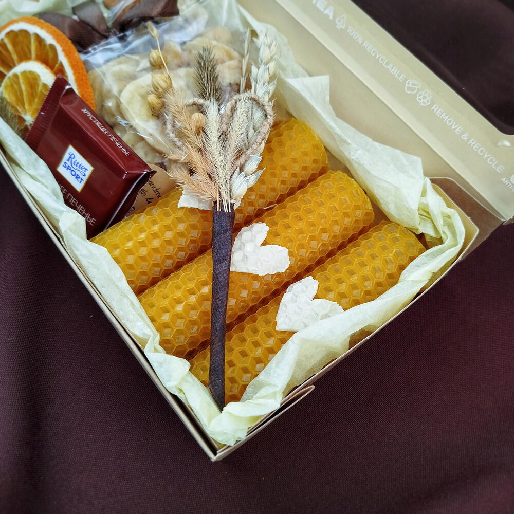 Тёплый подарочный набор со свечами, орешками и сладостями (XS)
