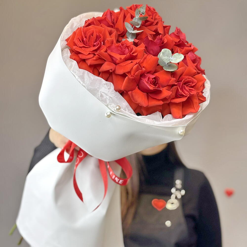 Букет из алых роз