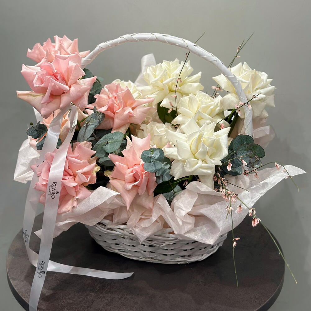 Корзина с французскими розами (15 штук )