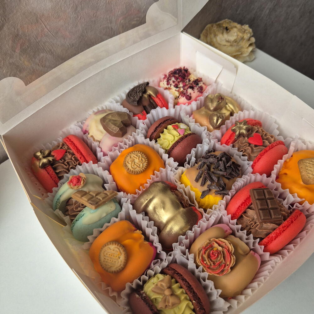 Assortment of 16 macarons
