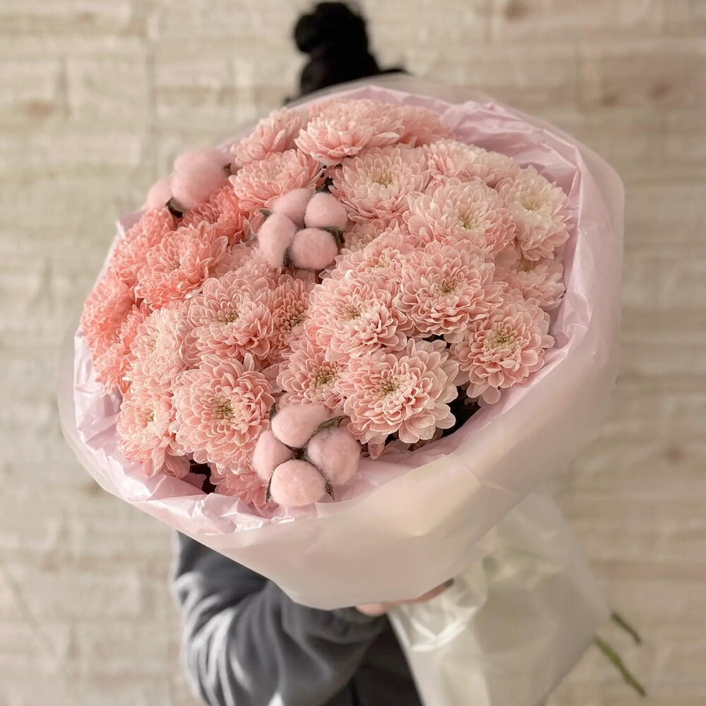 Теплый рассвет, букет из хризантемы кустовой и хлопка