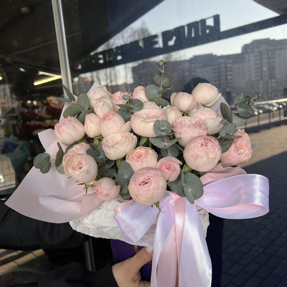 Цветы в коробке с кустовой пионовидной розой