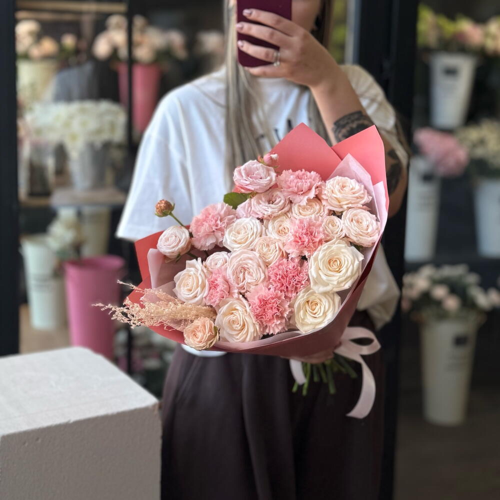 Пудровый букет из пионовидных кустовых роз Pink Dream B13 + подарок от Vivienne Sabo — румяна MACARON