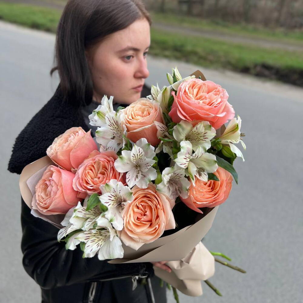 Букет из роз и альстромерий