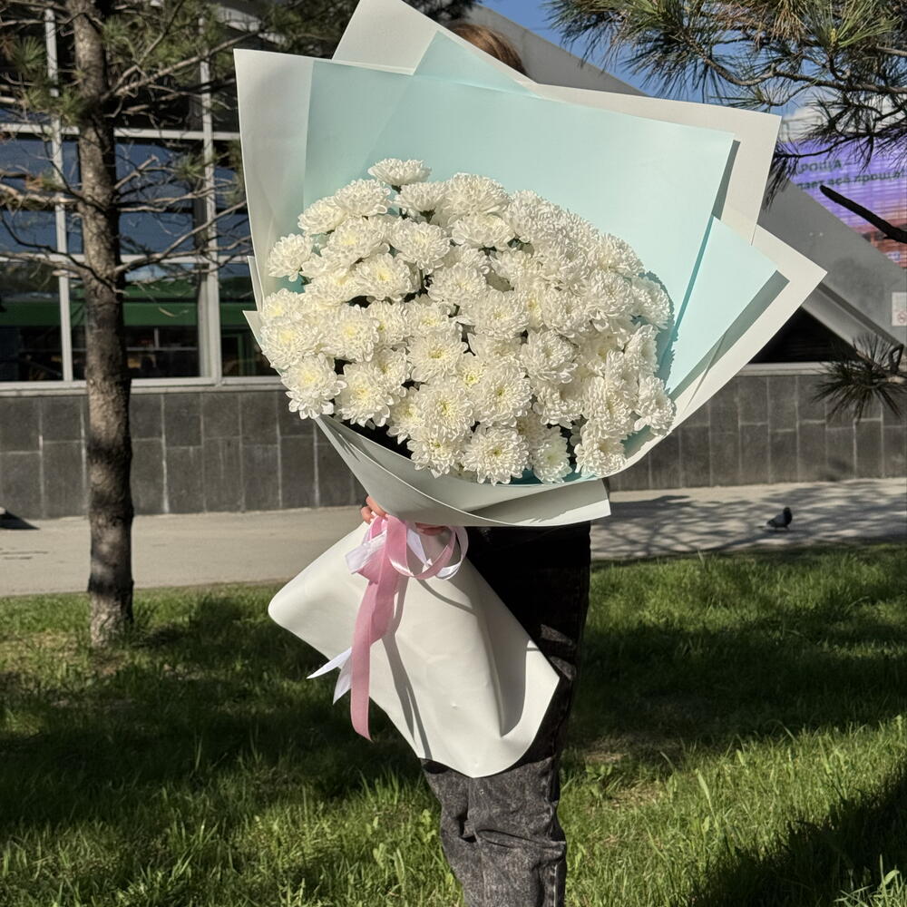 Большой букет из белых хризантем