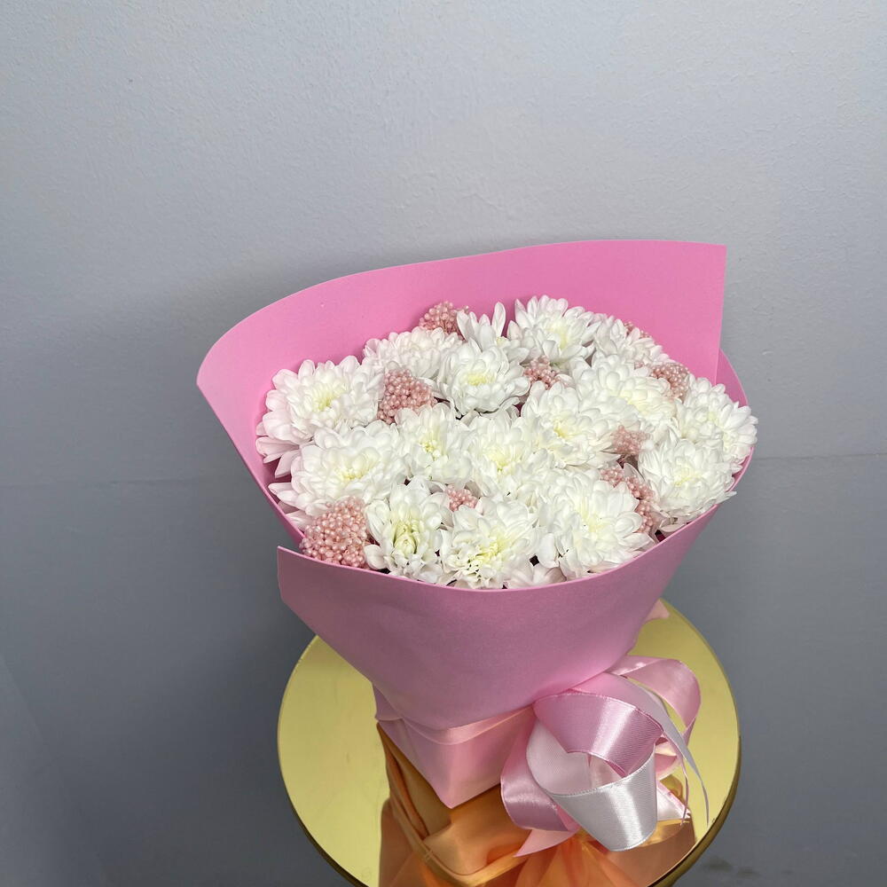 Композиция из хризантем и рисового цветка