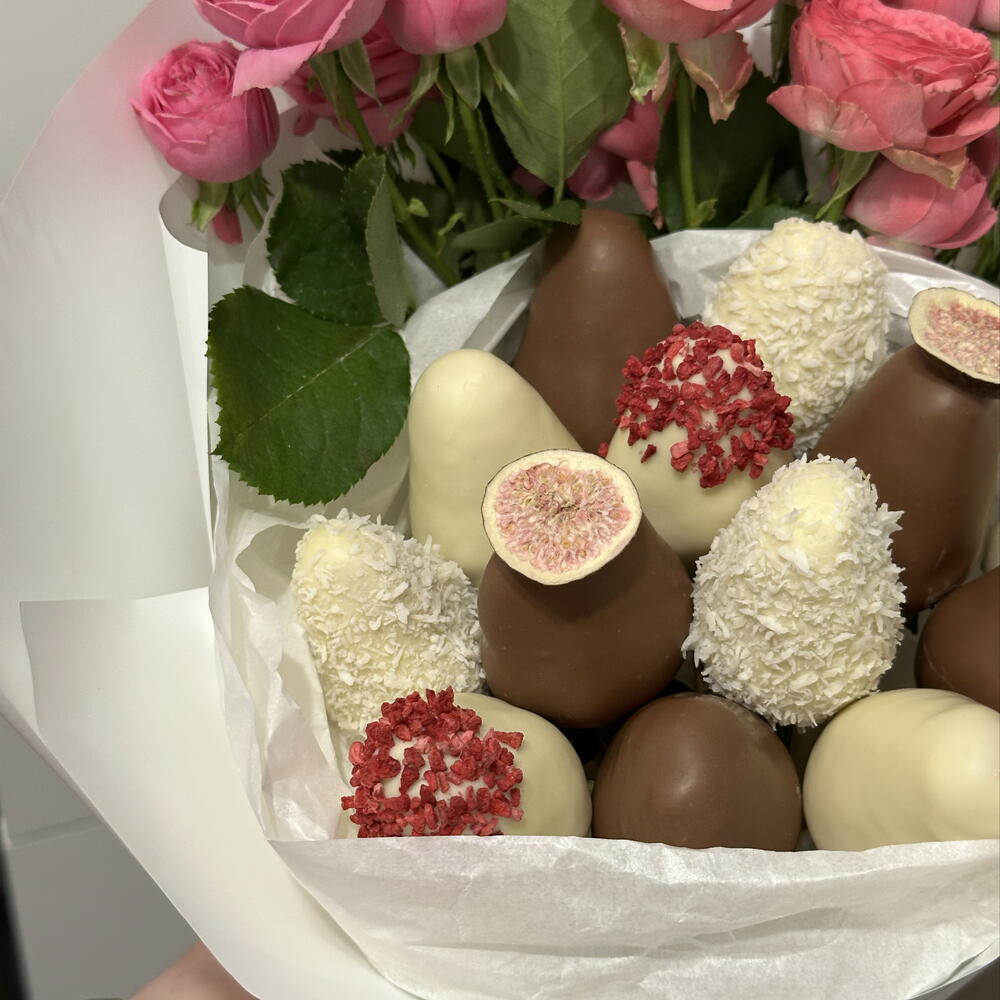 Букет из клубники в шоколаде с кустовыми розами