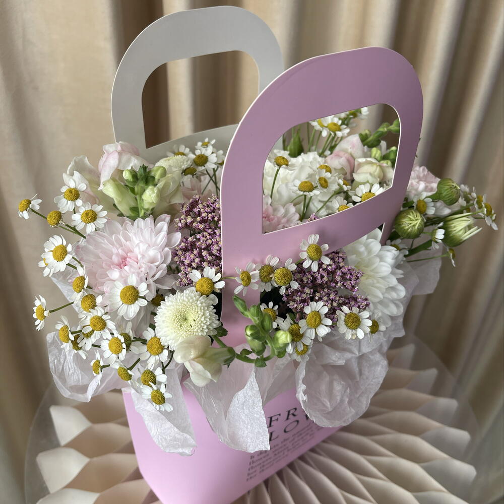 Хризантема с ромашкой в сумочке 🌼
