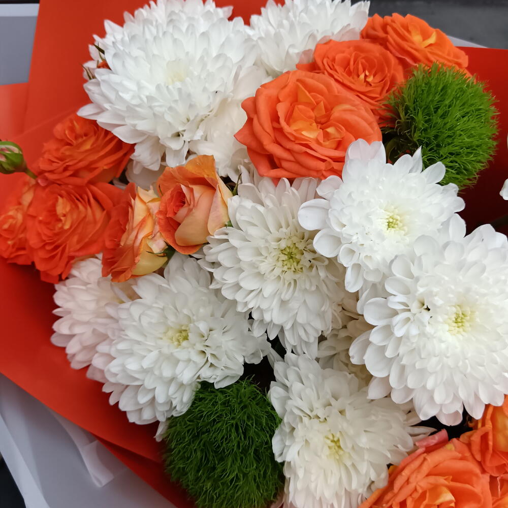 Яркий букет с оранжевой кустовой розой Кинг Баблс 🧡