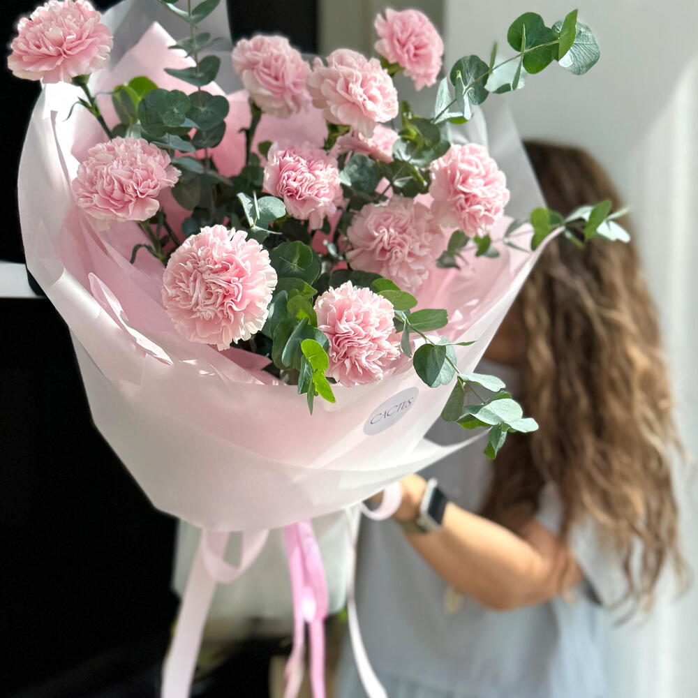 Long-lasting bouquet with dianthus and eucalyptus