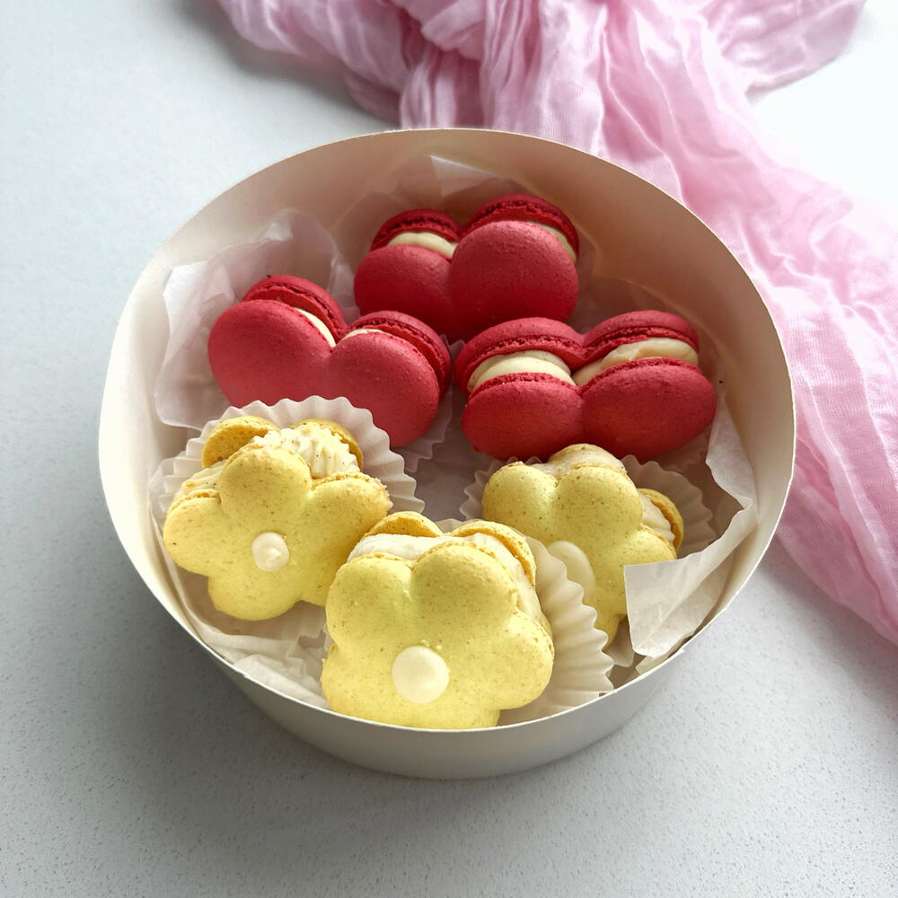 Коробочка фигурных макарон (сердце и цветок) для нее в подарок