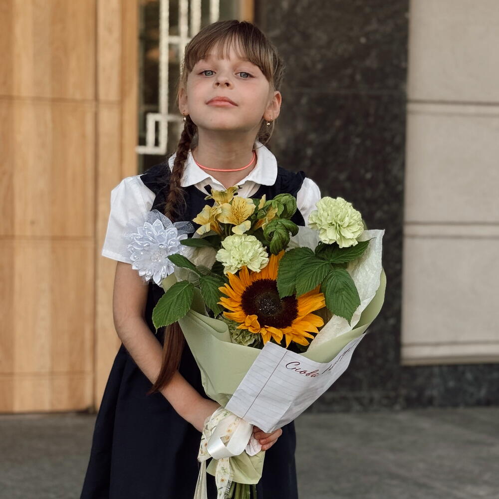 Букет из подсолнуха, альстромерии, диантусов и малины к 1 сентября