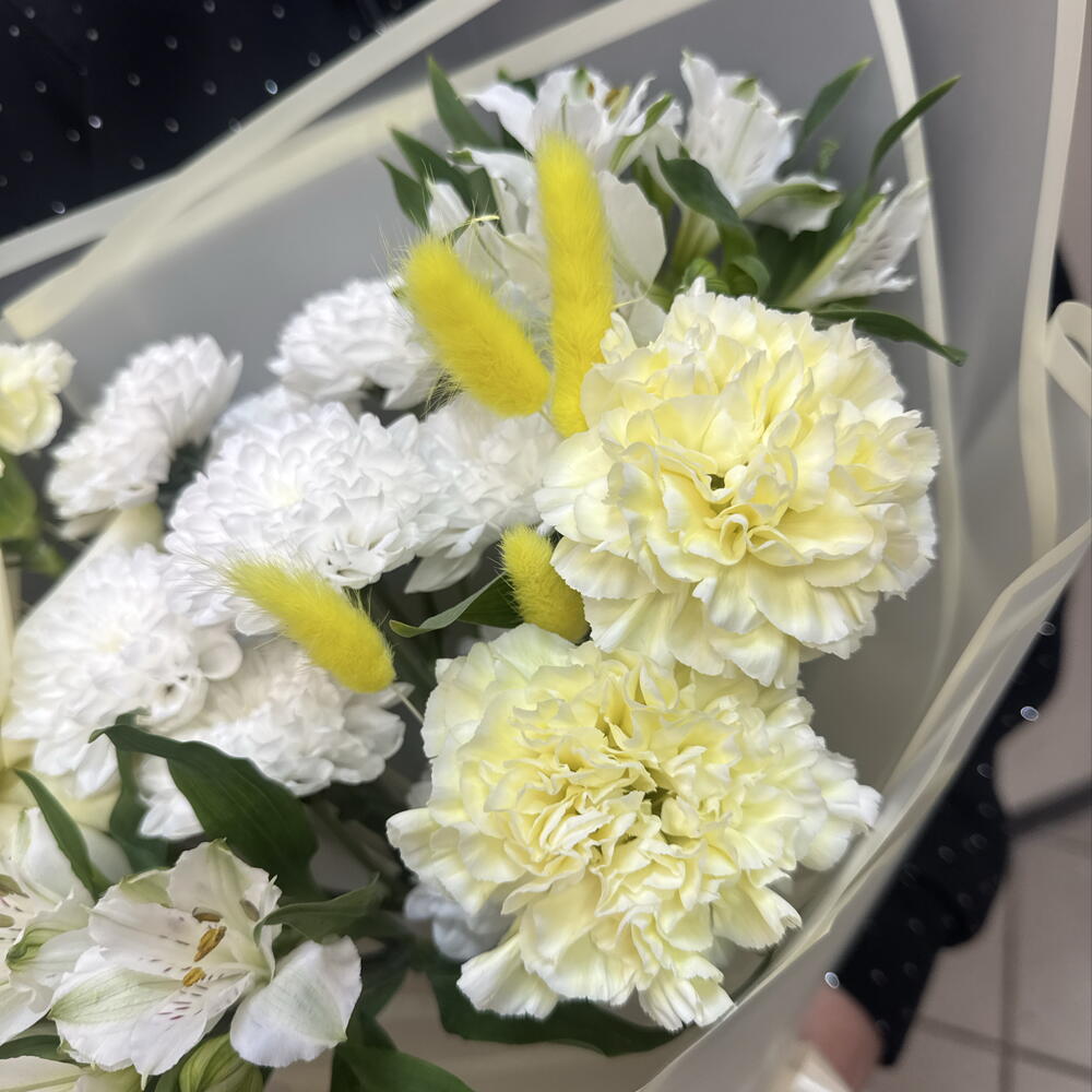 Сборный букет с дельными диантусами