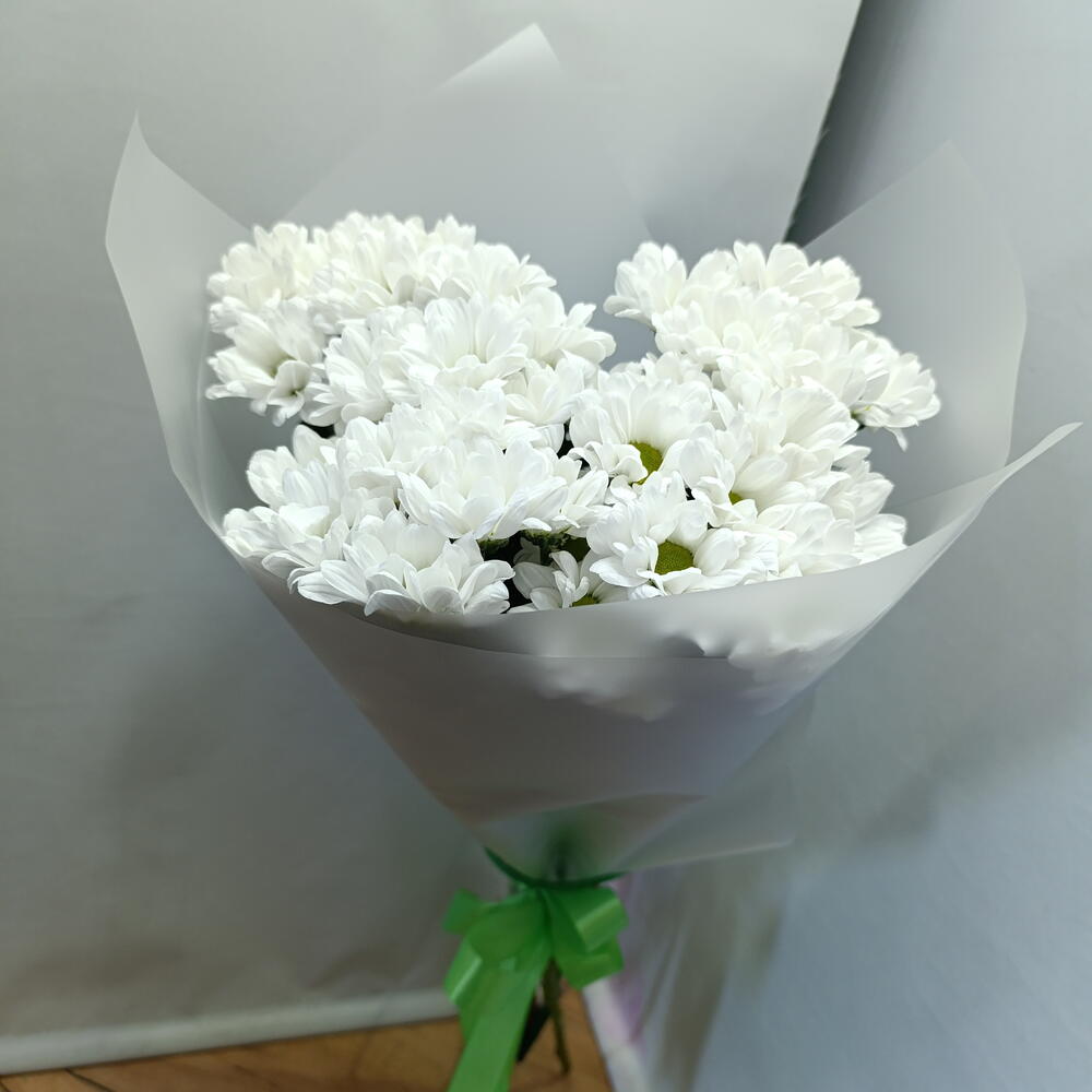 Букет 5 шт. белых кустовых хризантем Голландия, белая кустовая хризантема с оформлением