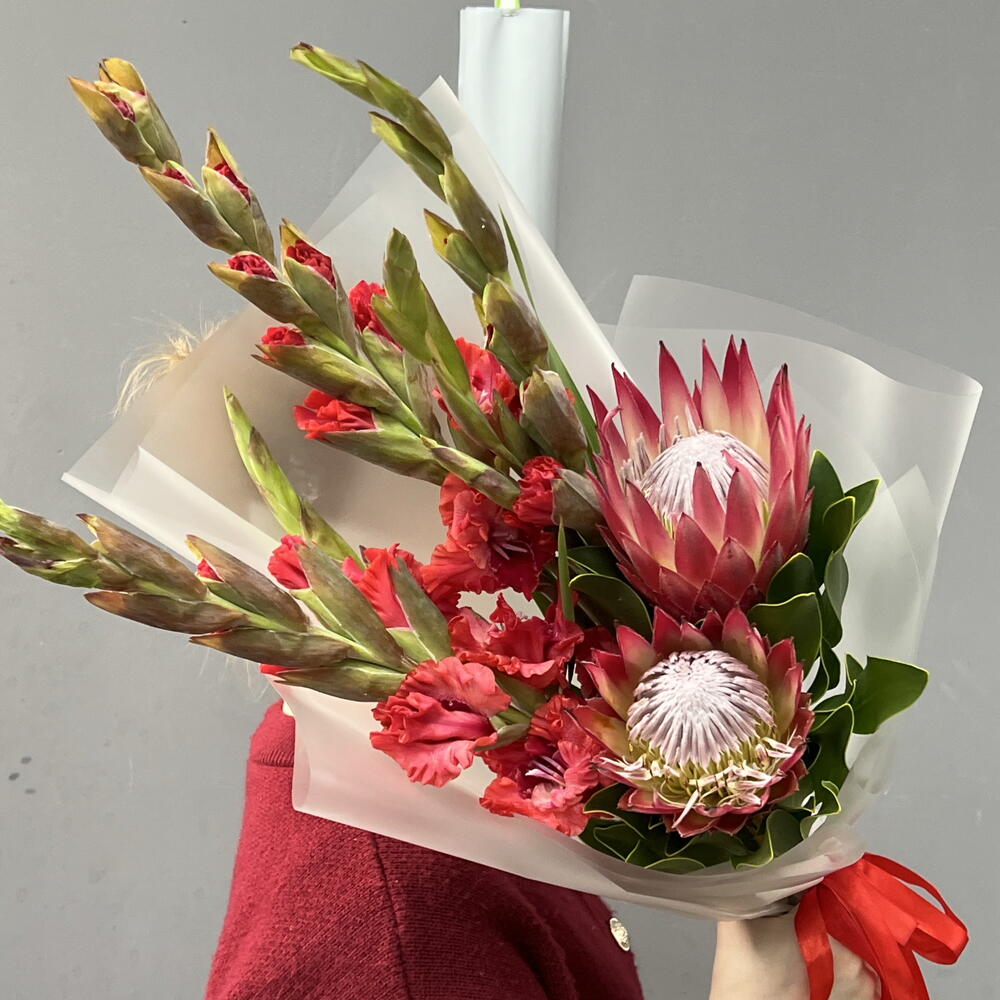 Яркий букет из гладиолусов и протеей 🌺