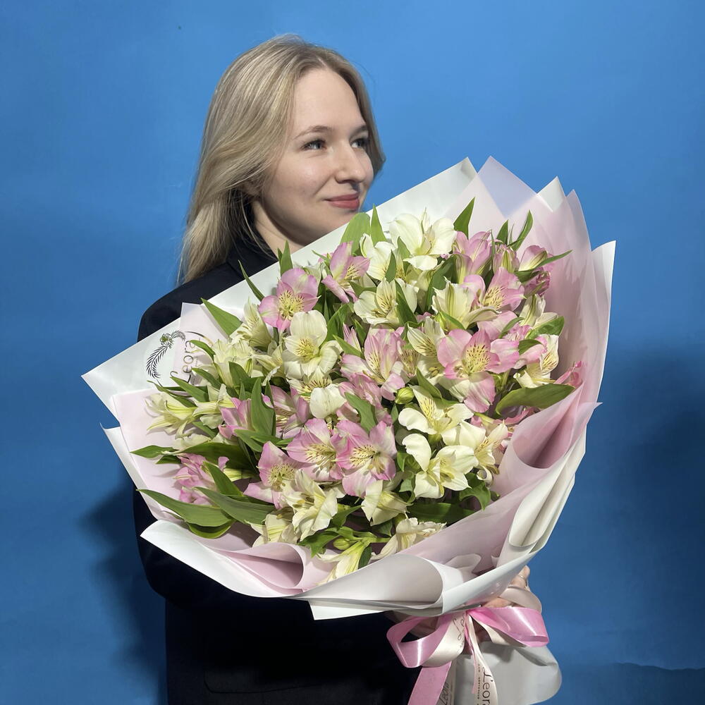 Букет из 15 Альстромерий микс. Монобукет 3029. Leoraflowers