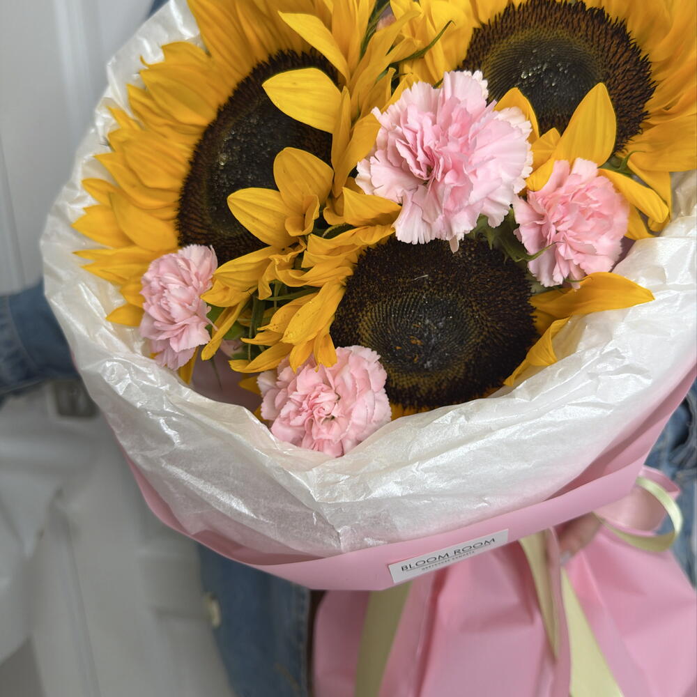 Красивый букет подсолнух и диантус Bloom room