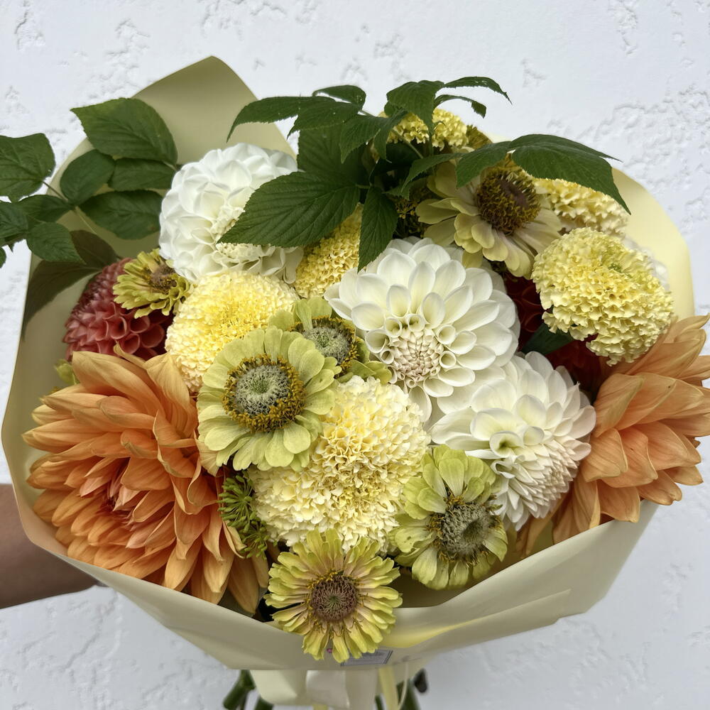 Букет микс из георгинов, бархатцев, цинний, малины