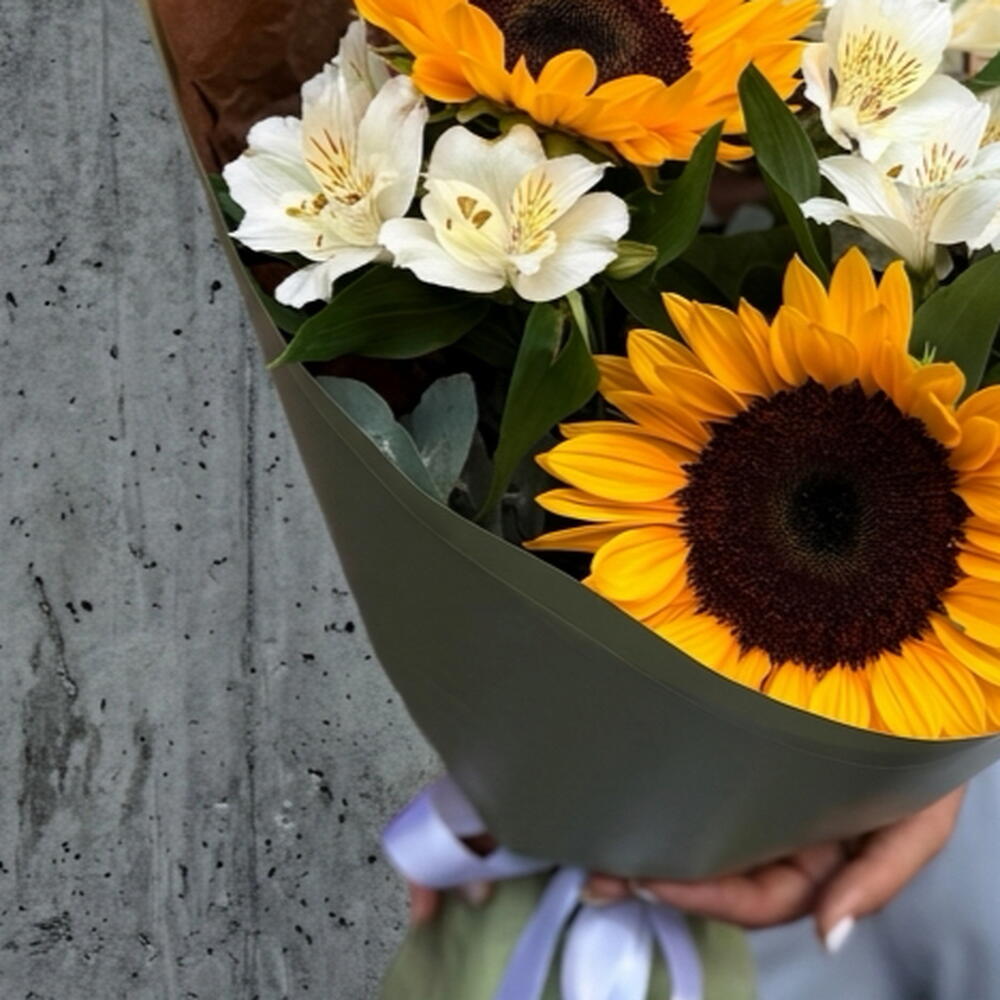 Букет радости🌻 "солнечная улыбка" в составе подсолнухи, эустома и эвкалипт CINEREA 🌿