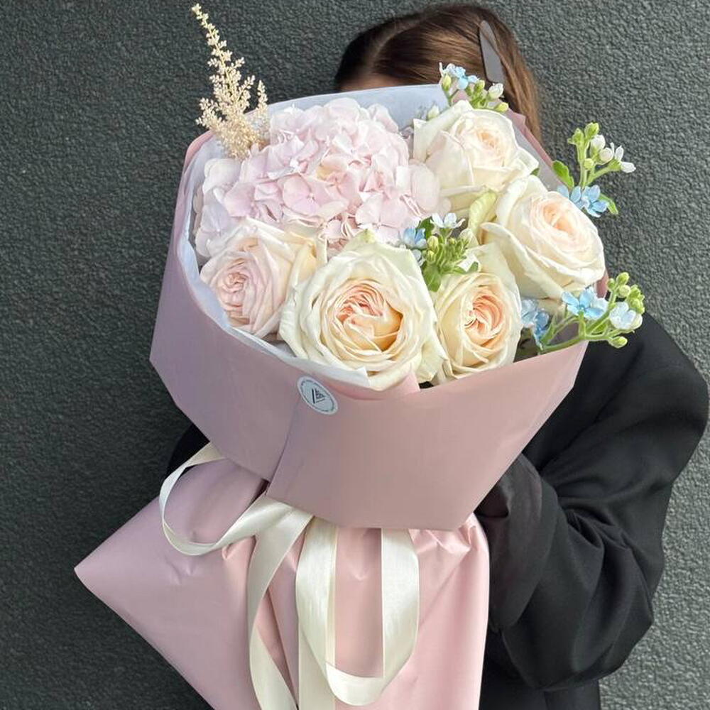 Букет с гортензией  и пионовидными розами White Ohara