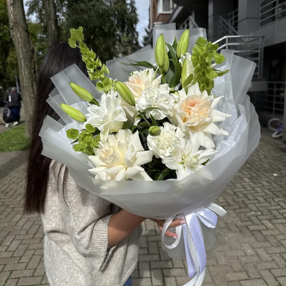Лилия, ароматная роза, молюцелла, гвоздики букет