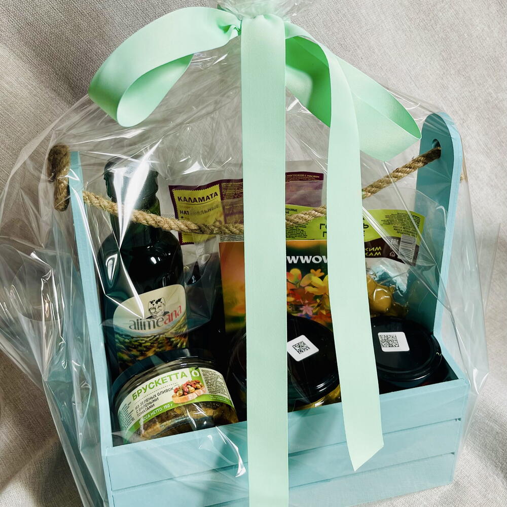 Средиземноморский гастрономический набор оливок и антипасти в деревянном ящике
