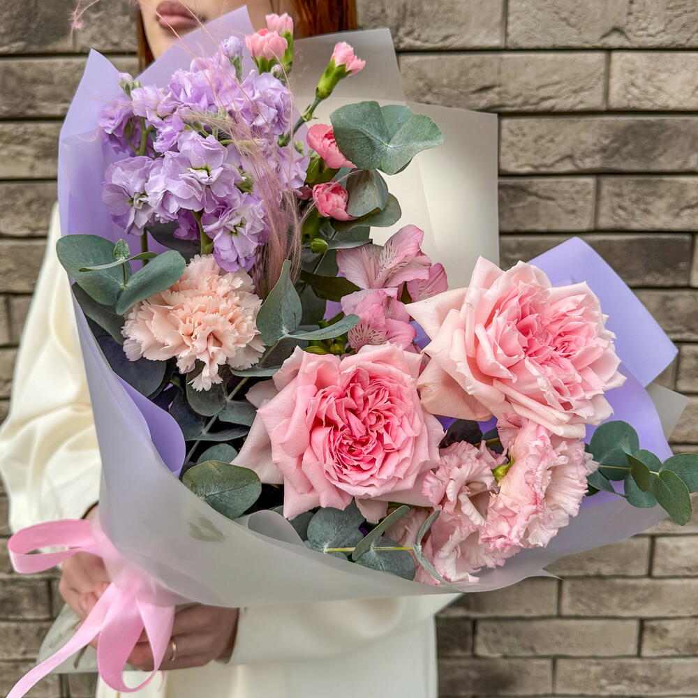 Авторский букет с пионовидной розой Хитоми и маттиолой.Leoraflowers 5118