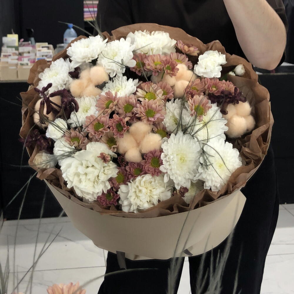 Осенний букет с хризантемой, диантусом, ковылем и хлопком