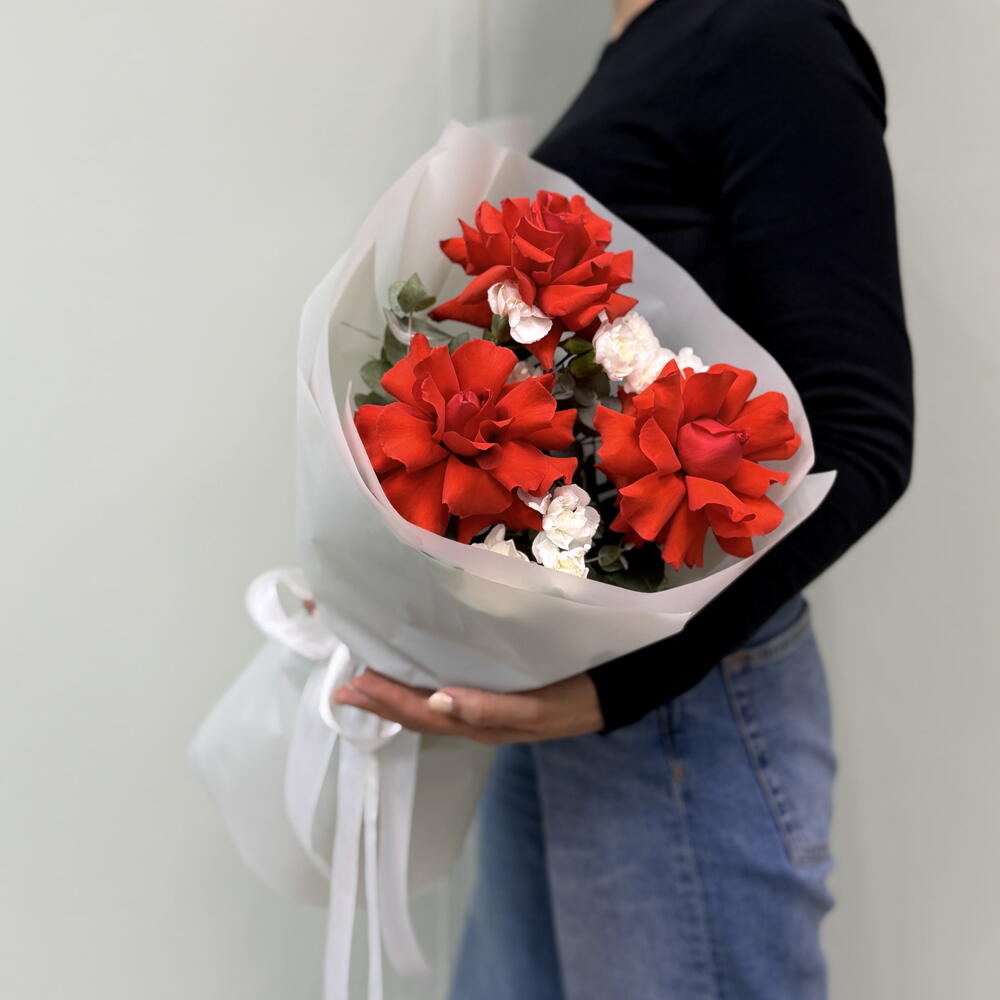 «Нежная гармония: роза „Нина плюс кустовой диантус» 🌹️