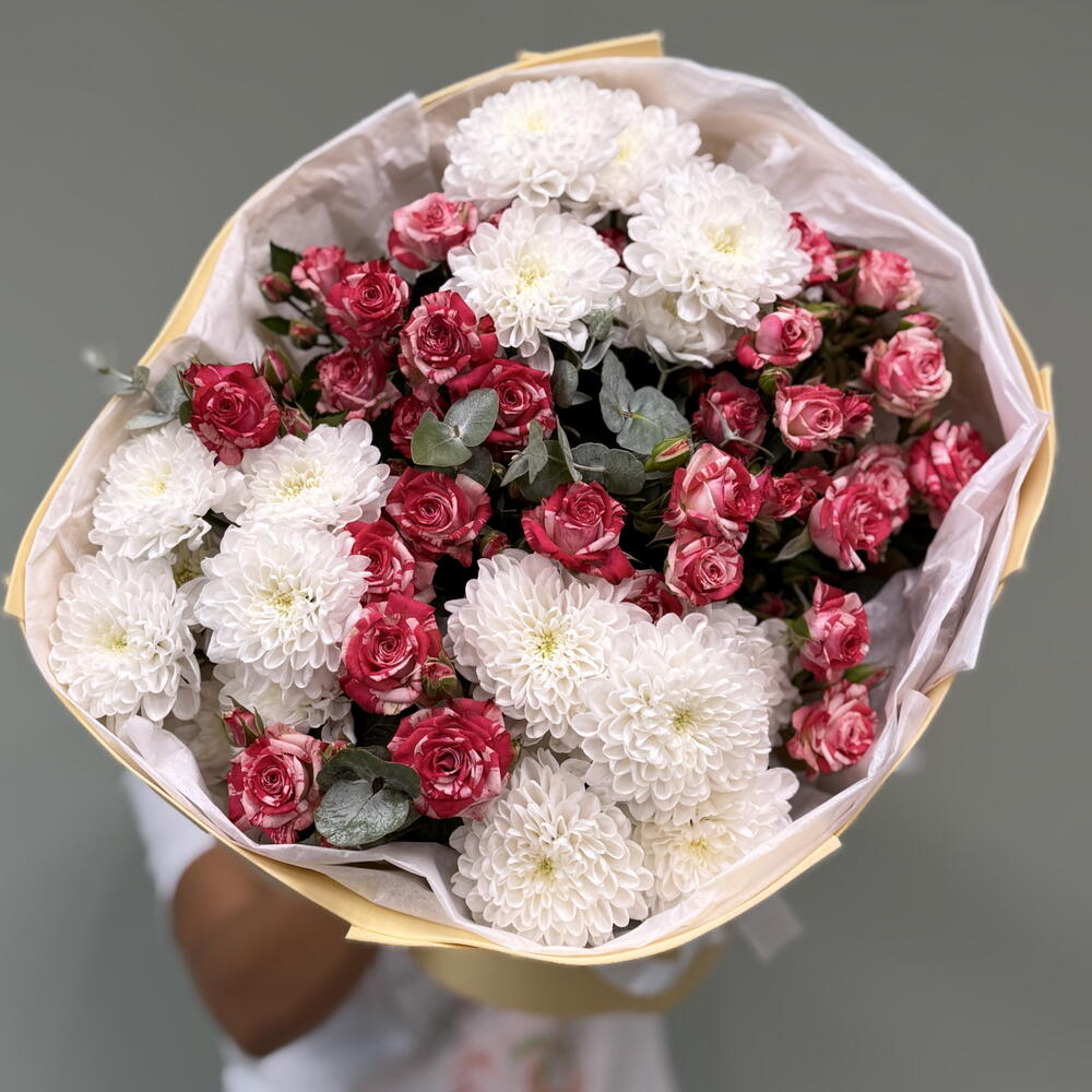 Пышный букет 🌸 «Отзывчивость » — белые хризантемы  и розы кустовые сорта Fair Works 🤍