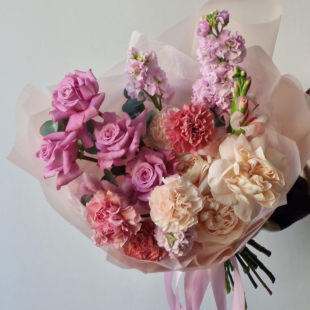 Нежный букет с розами и маттиолой🌸