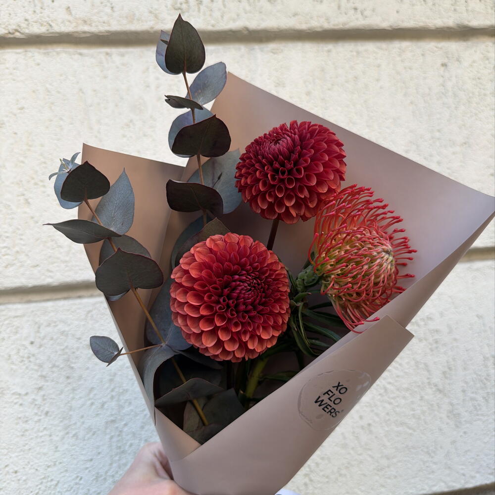 Букет-комплимент из георгин, африканского нутана и эвкалипта от XOFLOWERS