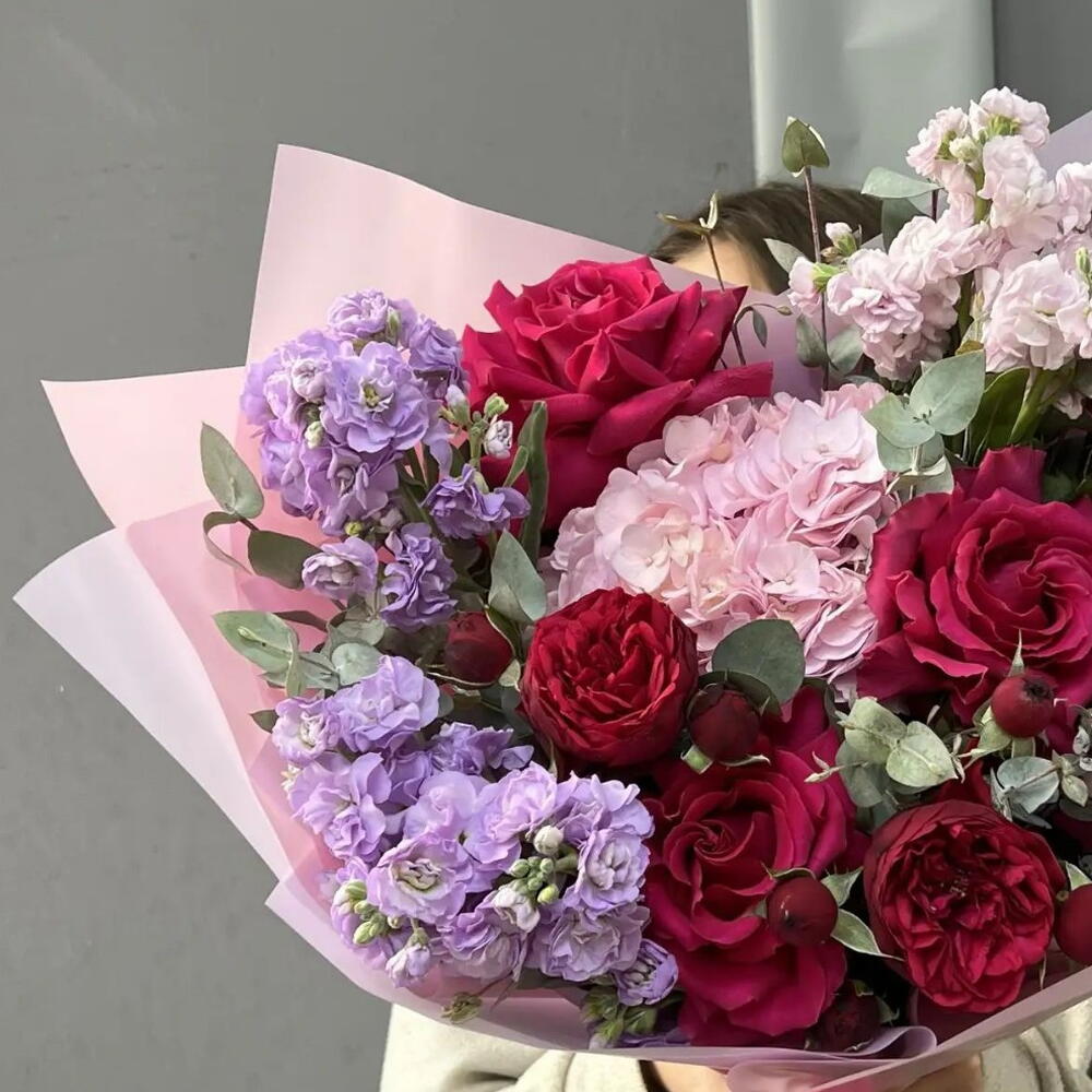 Букет с гортензией, пионовидными розами и ароматной маттиолой 💜