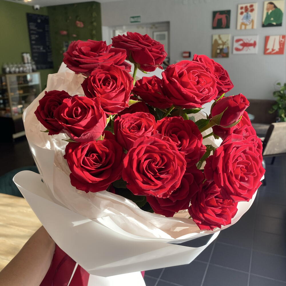 Букет с красными кустовыми розами