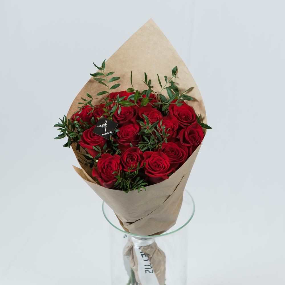 15 rosas en elaboración con vegetación