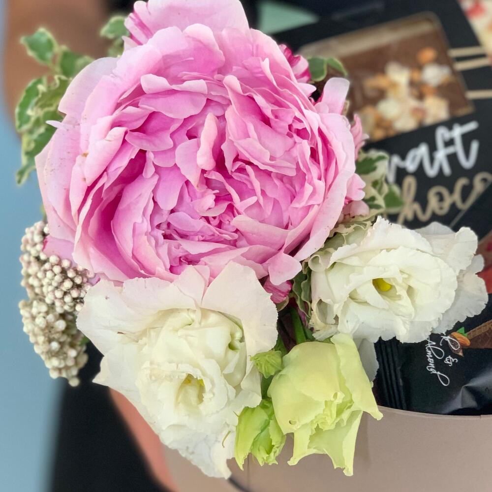 Подарочный набор с бельгийским шоколадом и мини букета с пионом, Цветы ...