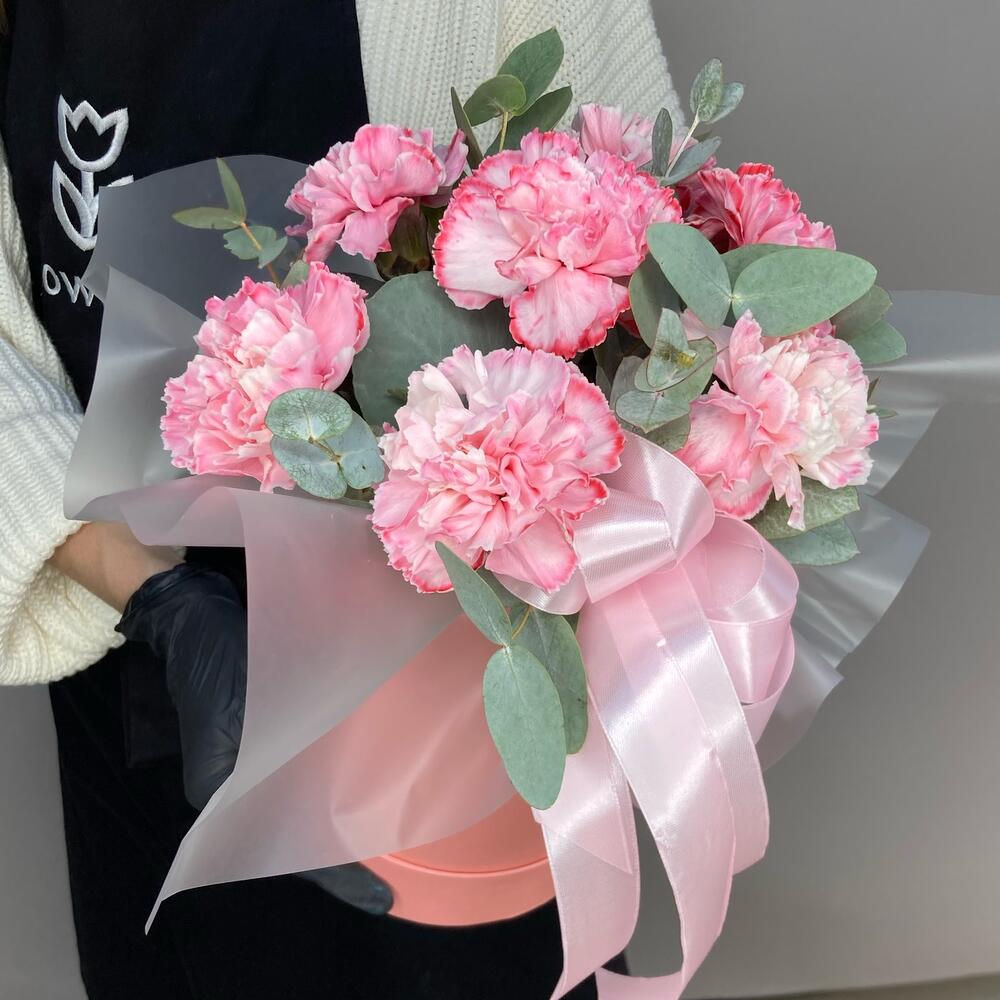 Букет из диантусов в шляпной коробки 🌸