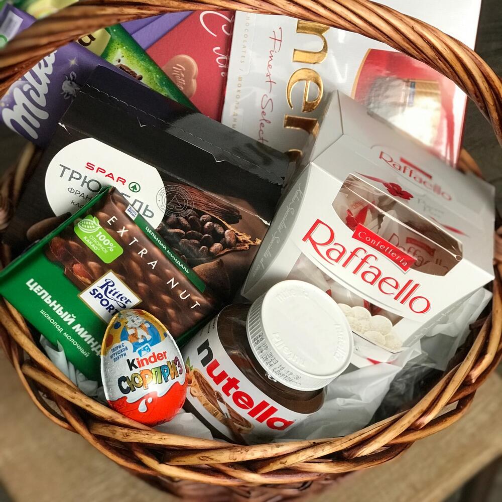 Большая корзина со сладостями